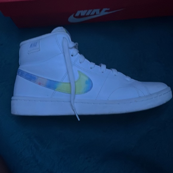 WMNS NIKE COURT ROYALE 2 MID
WHITE/MULTI-COLOR-SMOKE GREY
BLANC/COULEUR MULTIPLE - Picture 2 of 2